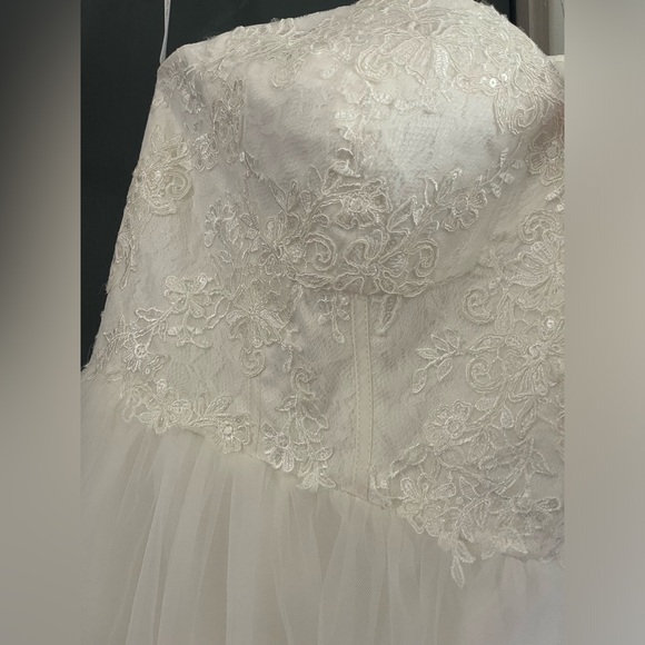 David's Bridal 22W Strapless Wedding Dress with Lace Corset Bodice STYLE# WG3633 - Picture 8 of 15